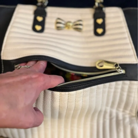 Black & White Betsy Johnson Tote ! - Picture 10 of 12
